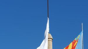 Aparece una bandera con versículos del Corán en las Torres de Serranos