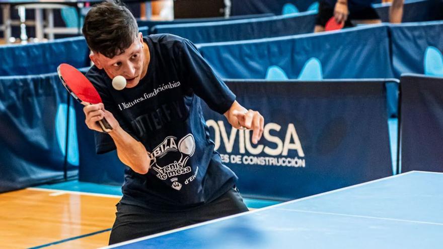 El ibicenco Álex Díaz durante un partido oficial de tenis de mesa. | D.I.