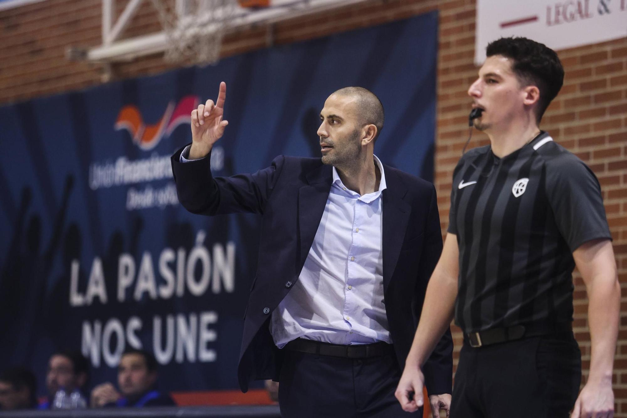 En imágenes: El Alimerka Oviedo Baloncesto despide el 2023 con una victoria espectacular ante Valladolid (66-83)