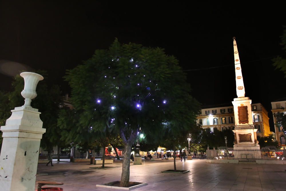 Un espectáculo de luz y sonido, actuaciones infantiles y un concierto de Siempre Así han dado la bienvenida a las fiestas en el Centro de Málaga