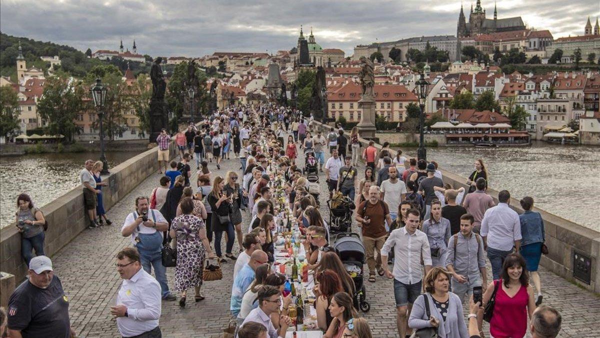 Banquete popular en el puente de Carlos de Praga para pasar página del coronavirus