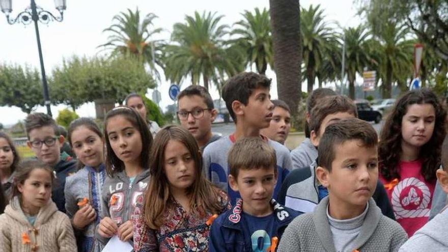 Los niños, con los manifiestos que leyeron. // Noé Parga