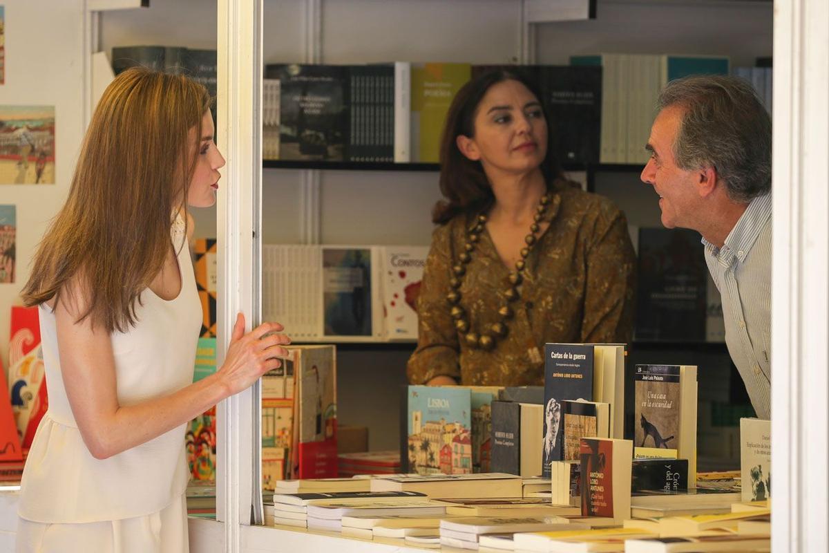 Detalle del top blanco de Letizia Ortiz en la Inauguración de la Feria del Libro