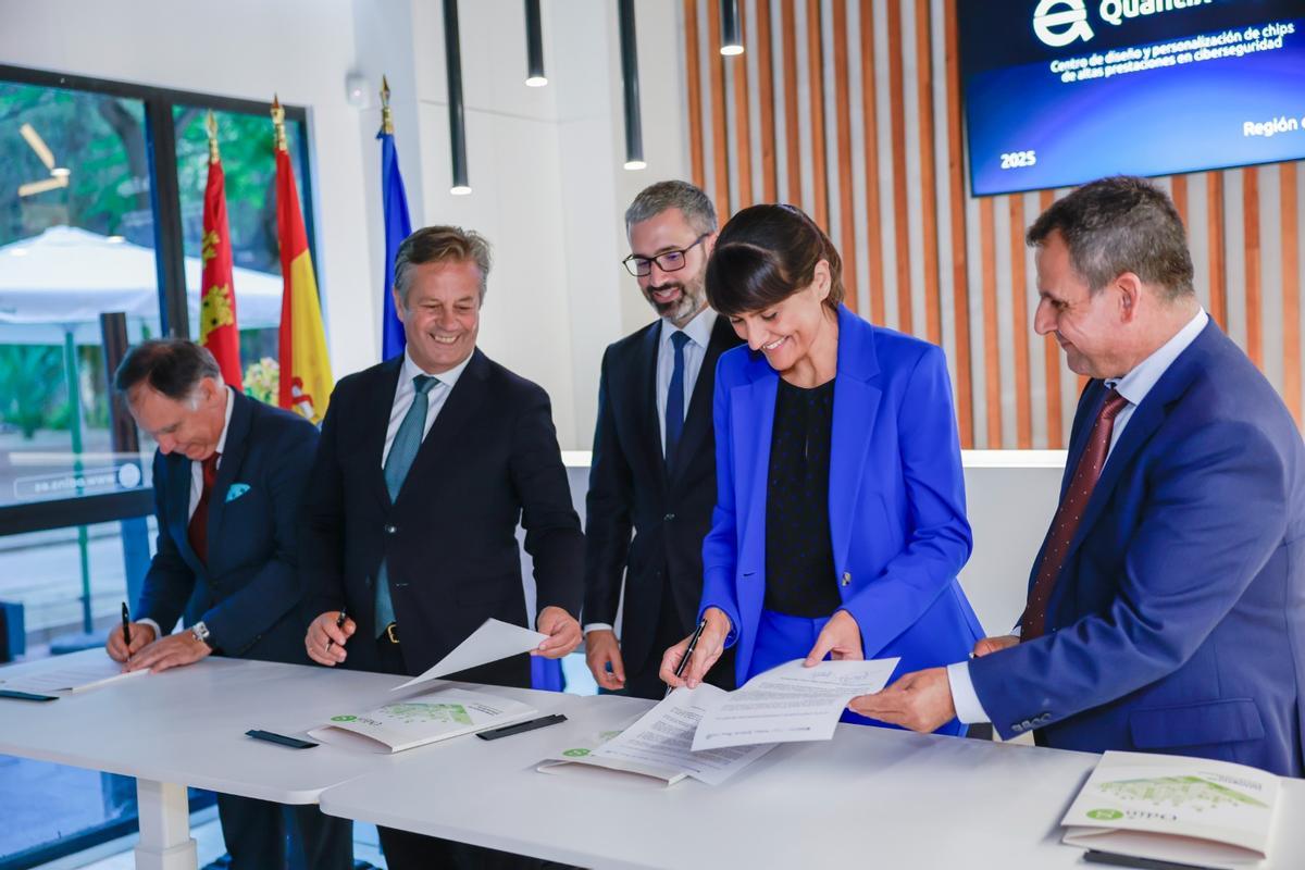 Miembros de Quantix junto al delegado del Gobierno, Francisco Lucas, y la secretaria de Estado de Digitalización e IA, la murciana María González Veracruz.