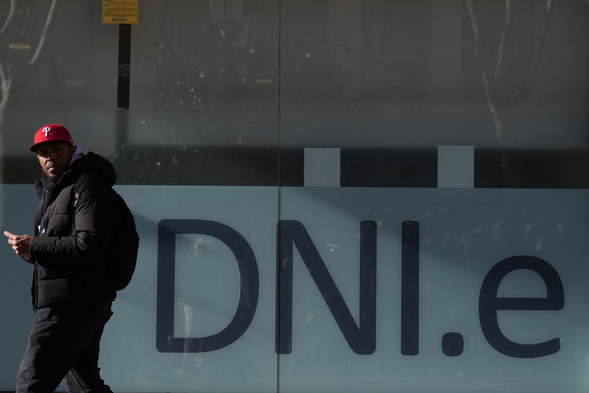 Una persona frente a una comiaría de la Policía Nacional donde se efectúan trámites de extranjería, en l'Hospitalet de Llobregat.de 2026, en L’Hospitalet, Barcelona, Cataluña (España). 30 ENERO 2026 David Zorrakino / Europa Press 30/01/2026. David Zorrakino;category_code_new