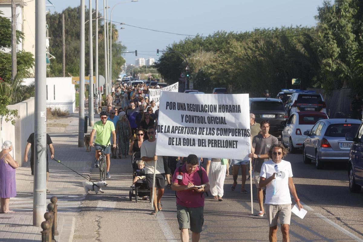 La manifestación en El Perellonet, en imágenes: exigen playas limpias y el control de las compuertas de l'Albufera