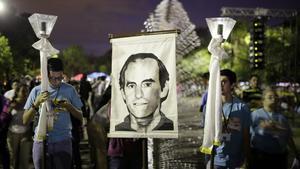 Catholic faithful participate in a procession commemorating the 25th anniversary of the death of Father Ignacio Ellacuria (pictured on banner) along with five other Jesuit priests and two employees, who were killed by government military forces during the Salvadoran civil war, at the Central American University in San Salvador (UCA) November 15, 2014. REUTERS/Jose Cabezas (EL SALVADOR - Tags: RELIGION ANNIVERSARY OBITUARY CONFLICT)