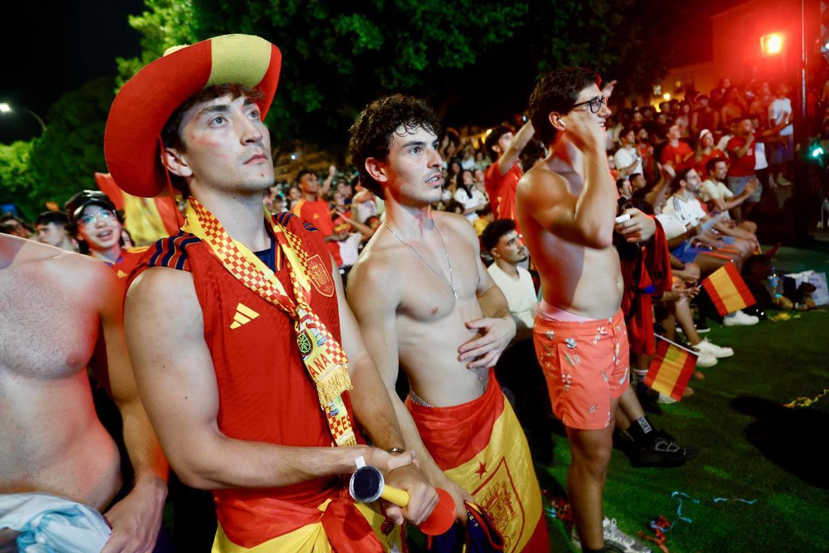 Las mejores imágenes de la afición española en la avenida Teniente Flomesta Las mejores imágenes de la afición española en la avenida Teniente Flomesta