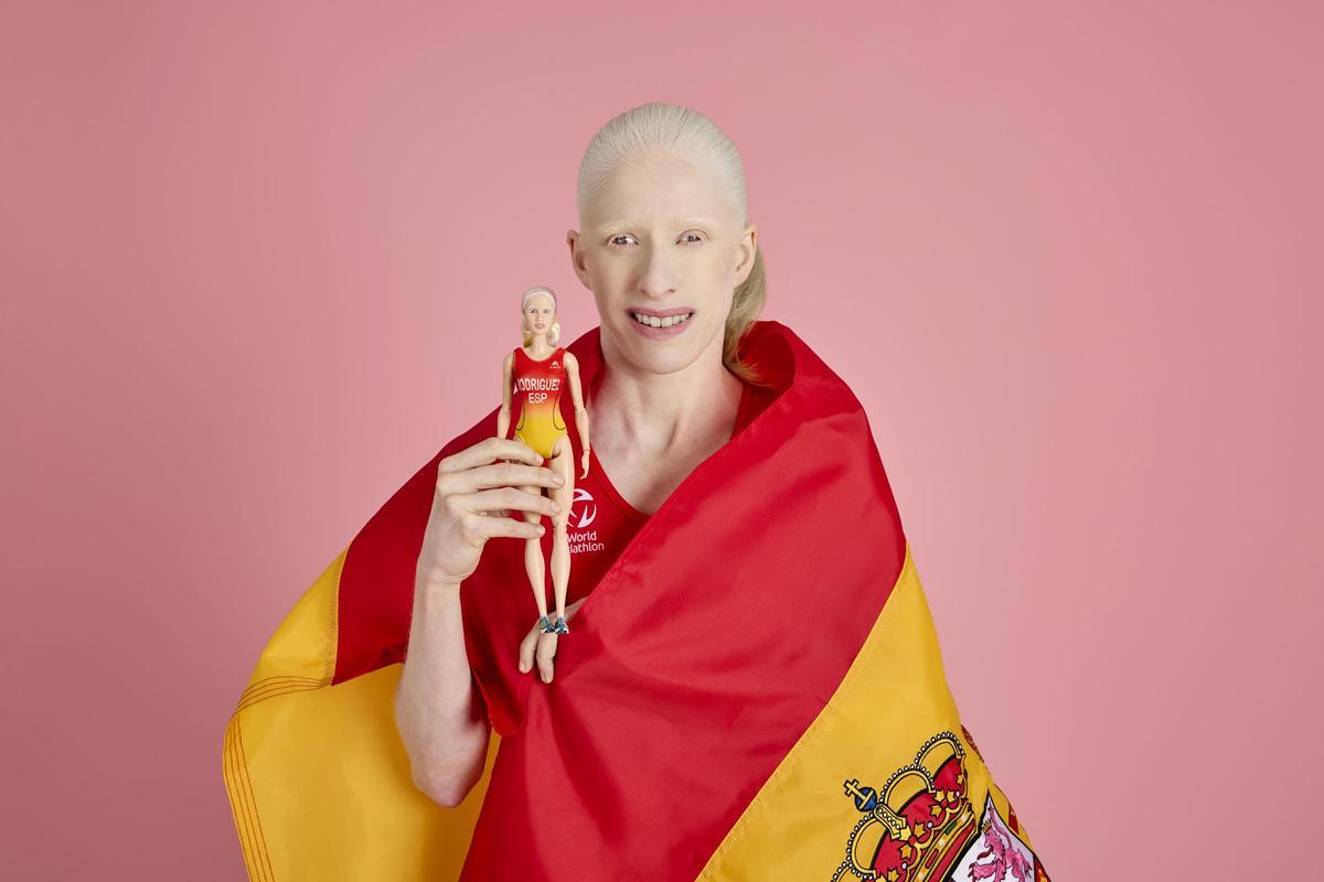 Barbie rinde homenaje a la campeona paralímpica viguesa de triatlón Susana Rodríguez Gacio.