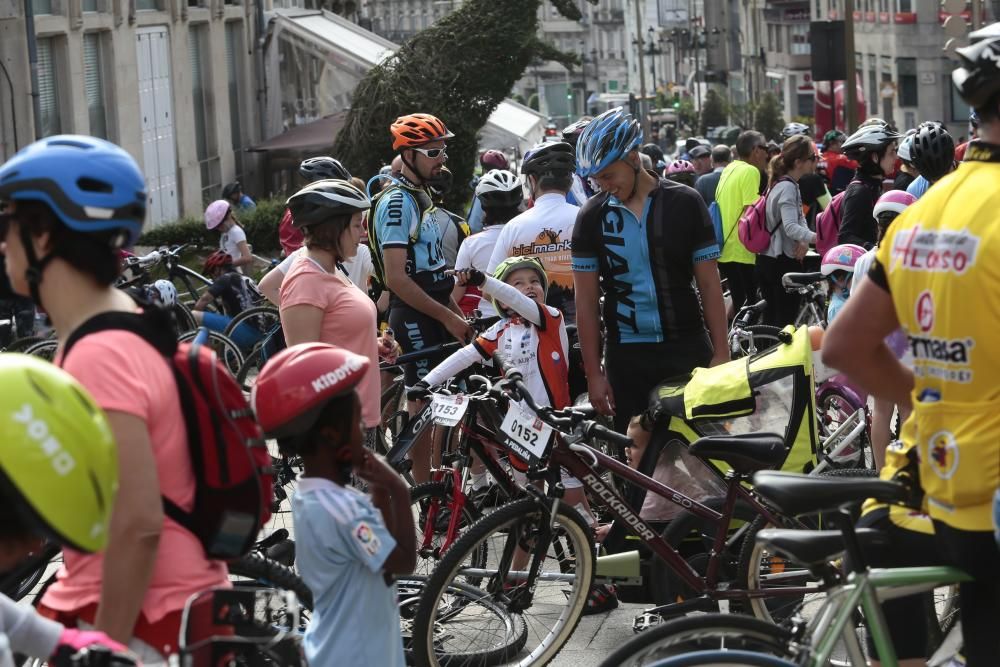 Centenares de vigueses de todas las edades participaron ayer en la marcha ciclista A Pedaliña que recorrió el centro de la ciudad para conmemorar el Día Mundial del Medio Ambiente y a favor de Unicef