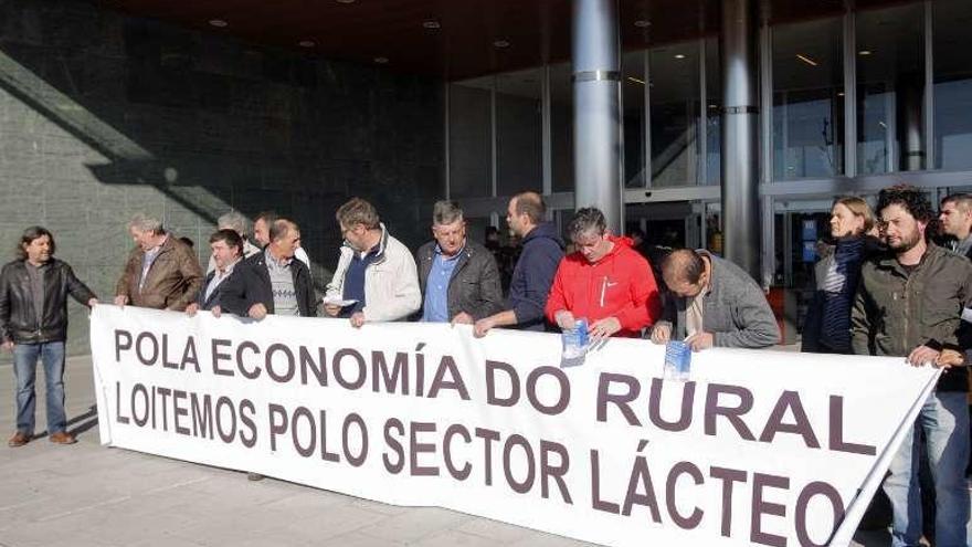 Protesta ayer ante un centro comercial en Santiago. // Xoán Álvarez