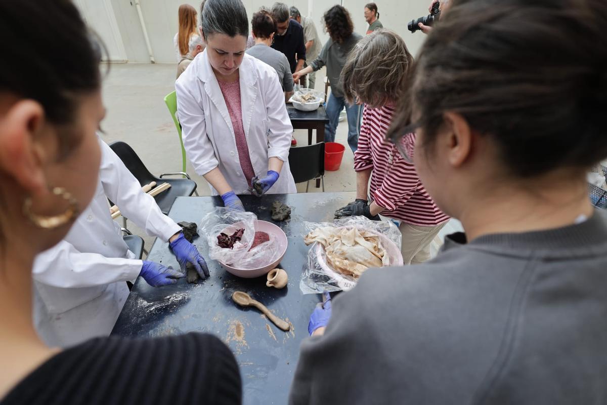 Una docena de personas de todas las edades han participado este jueves en el taller de Algemesí
