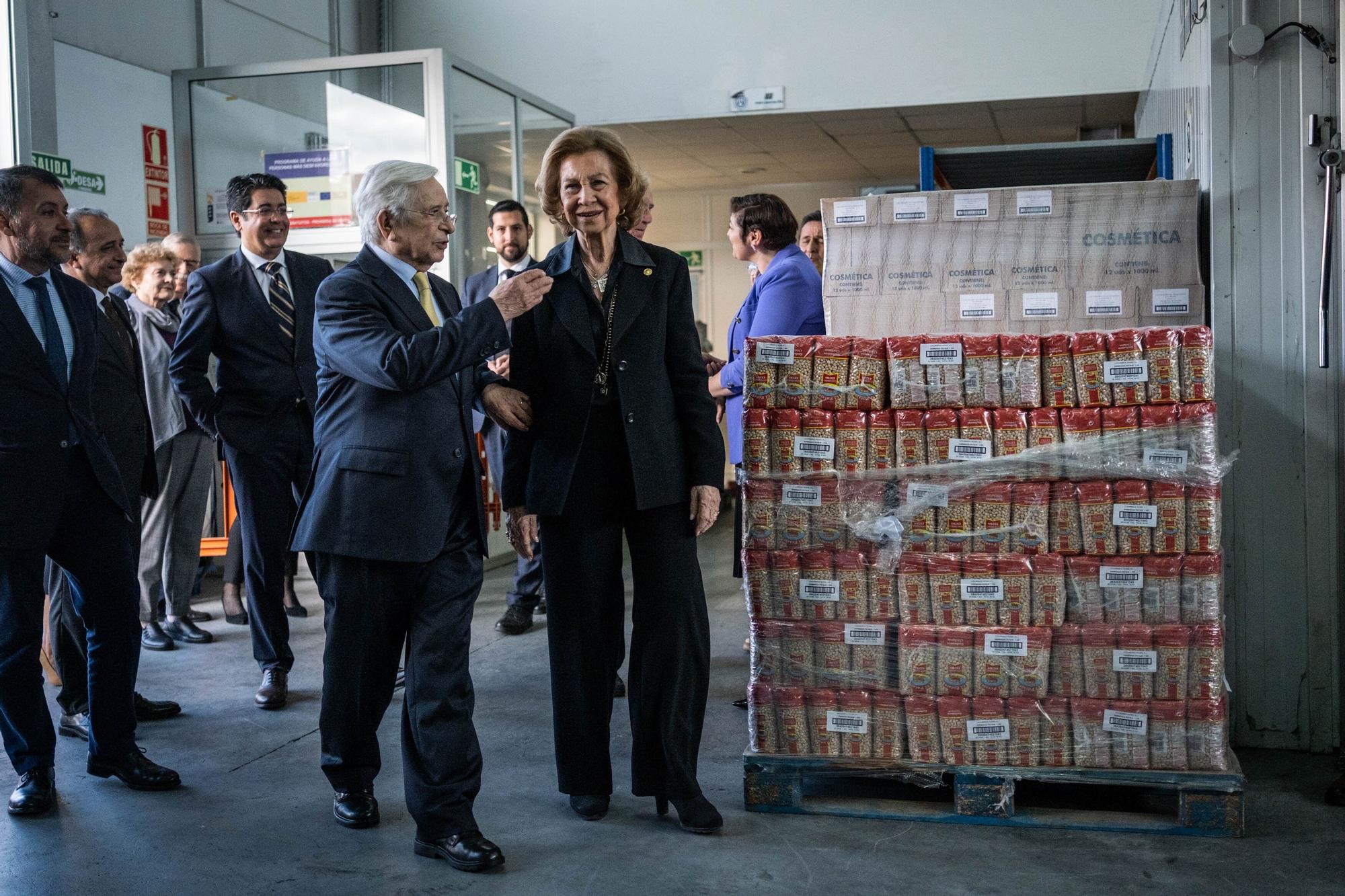 La Reina Emérita Doña Sofía los Bancos de Alimentos de Santa Cruz de Tenerife y La Palma