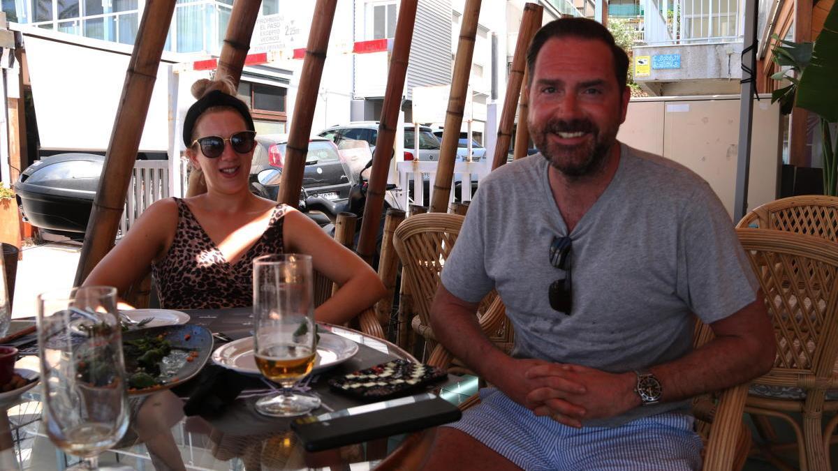 Dos turistes britànics en un restaurant de Salou |