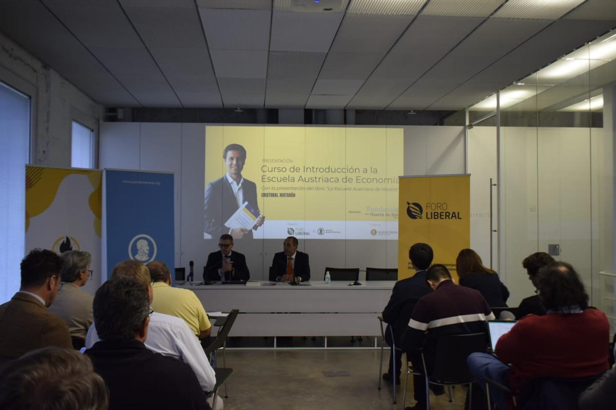 El objetivo del programa es ofrecer una aproximación rigurosa a una de las tradiciones intelectuales más influyentes del pensamiento económico contemporáneo.