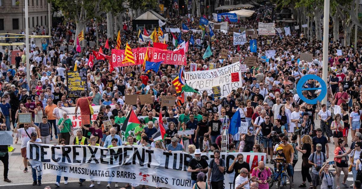 2.800 persones clamen contra la massificació turística de Barcelona