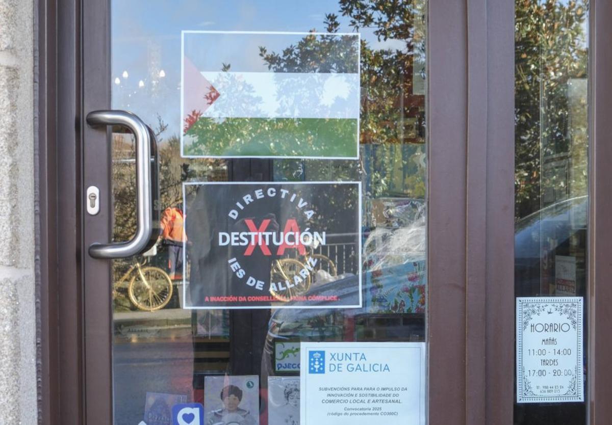 Uno de los comercios que muestra carteles contra la junta directiva.