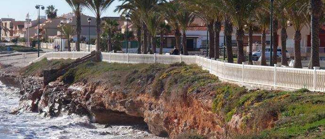 Costas invertirá 70.000 euros en rellenar parte de los socavones de la roca que sustenta el paseo