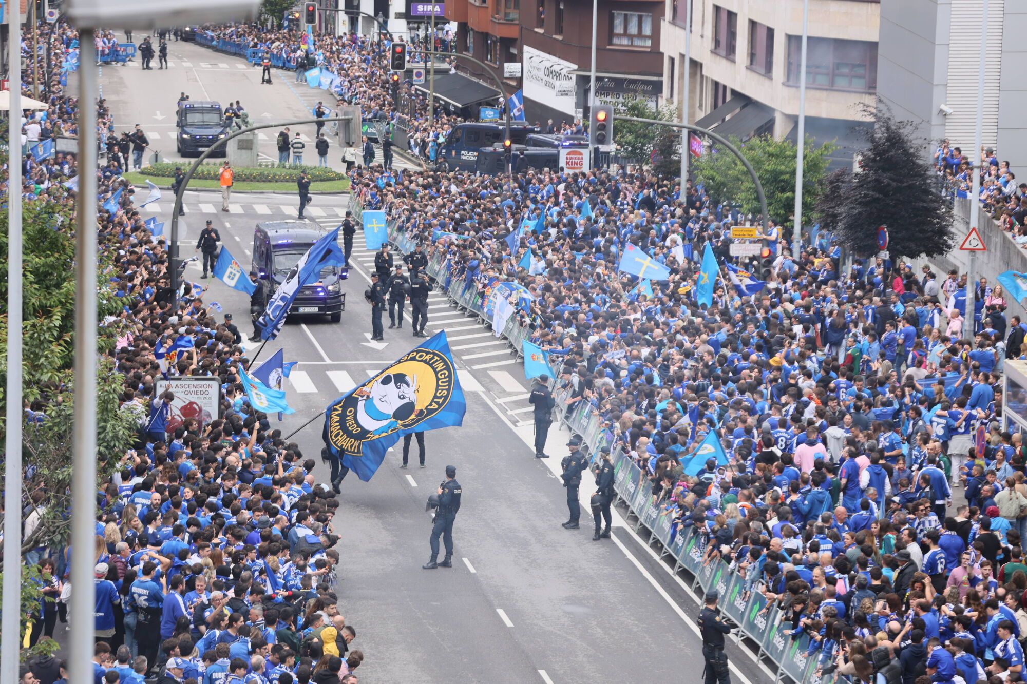 Así fue el recibimiento de la afición al Real Oviedo y toda la previa del último partido de la temporada