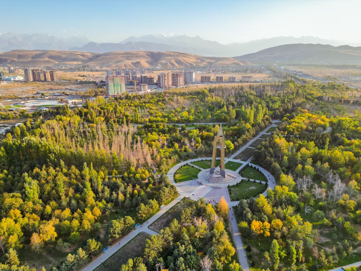 Vista aérea del parque de la Victoria en la ciudad de Bishkek.