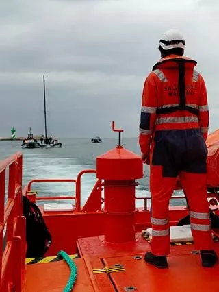 Restacadas dos personas en una barca a la deriva frente a la costa de Badalona