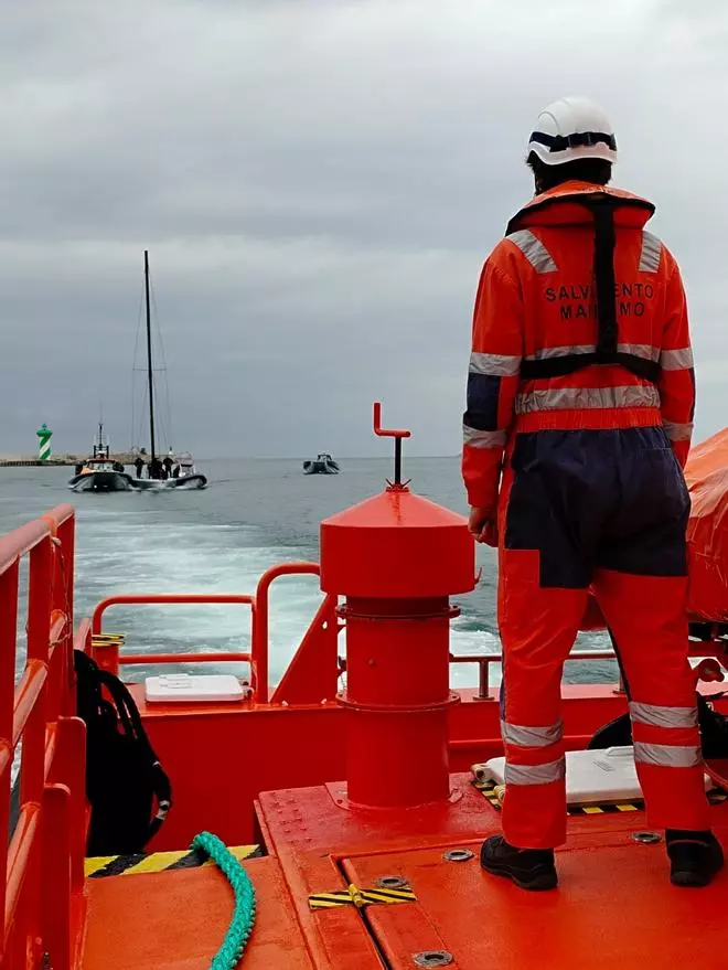 Restacadas dos personas en una barca a la deriva frente a la costa de Badalona