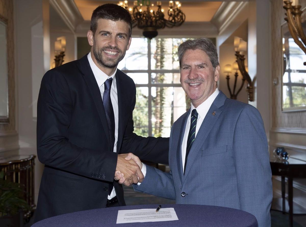 Gerard Piqué con el presidente ITF, David Haggerty.