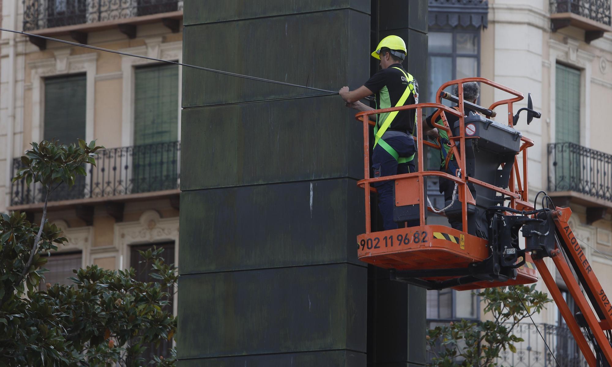 Trabajos de montaje de los escenarios de Fiestas del Pilar en la plaza del Pilar