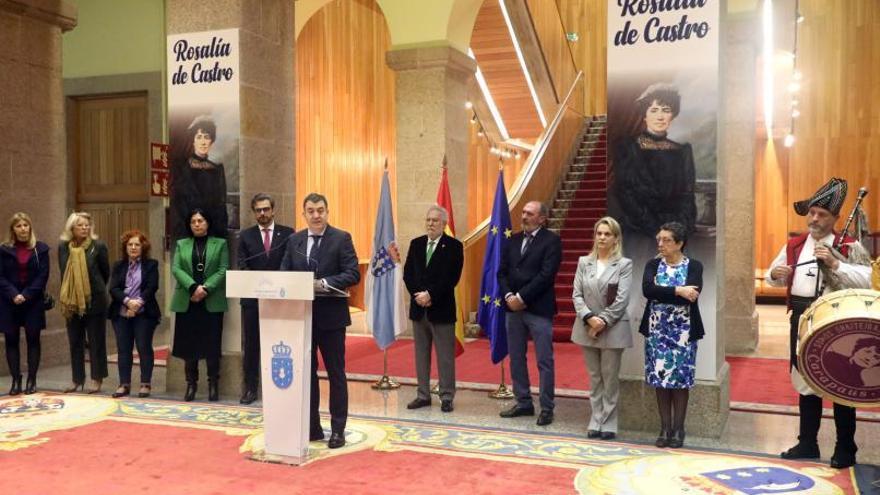 Román Rodríguez, falando no acto conmemorativo do nacemento de Rosalía de Castro, onte no Parlamento, en presencia de Miguel Santalices e Diego Calvo, entre outros.   | // XOÁN ÁLVAREZ