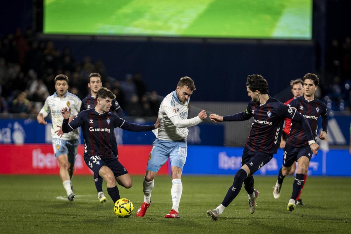 Soberón es presionado por dos rivales en el duelo del sábado pasado con el Eibar.