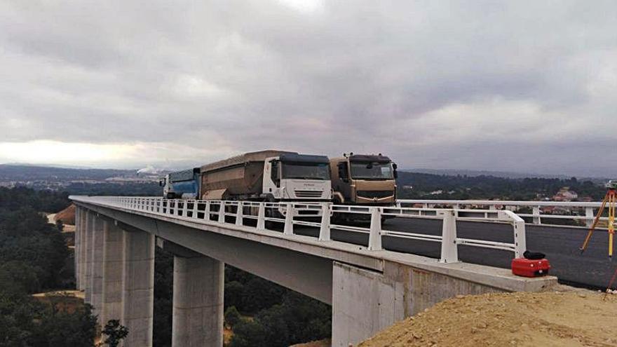 Colocación de cuatro camiones, con 40 toneladas cada uno.