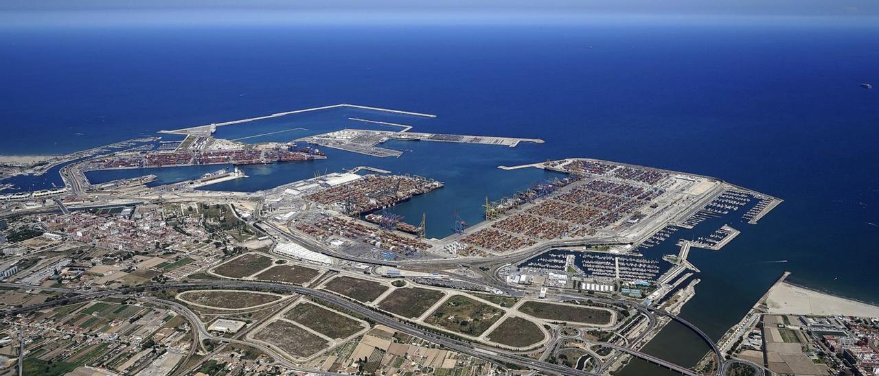 Vista general del Puerto de València, con la ZAL en primer término y al fondo, el dique de abrigo de la ampliación norte. | LEVANTE-EMV