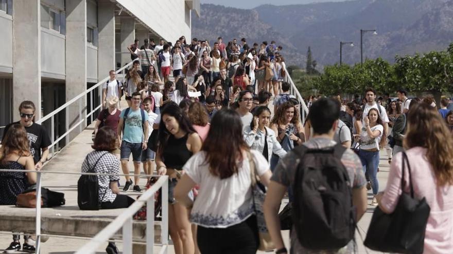 Jóvenes en el campus de la UIB durante una jornada de Selectividad.