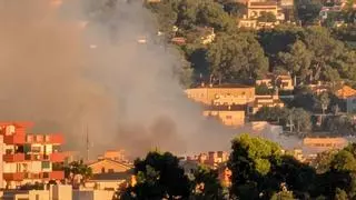 Alarma en Xàbia por un incendio en el Saladar que ya ha obligado a desalojar a los primeros vecinos