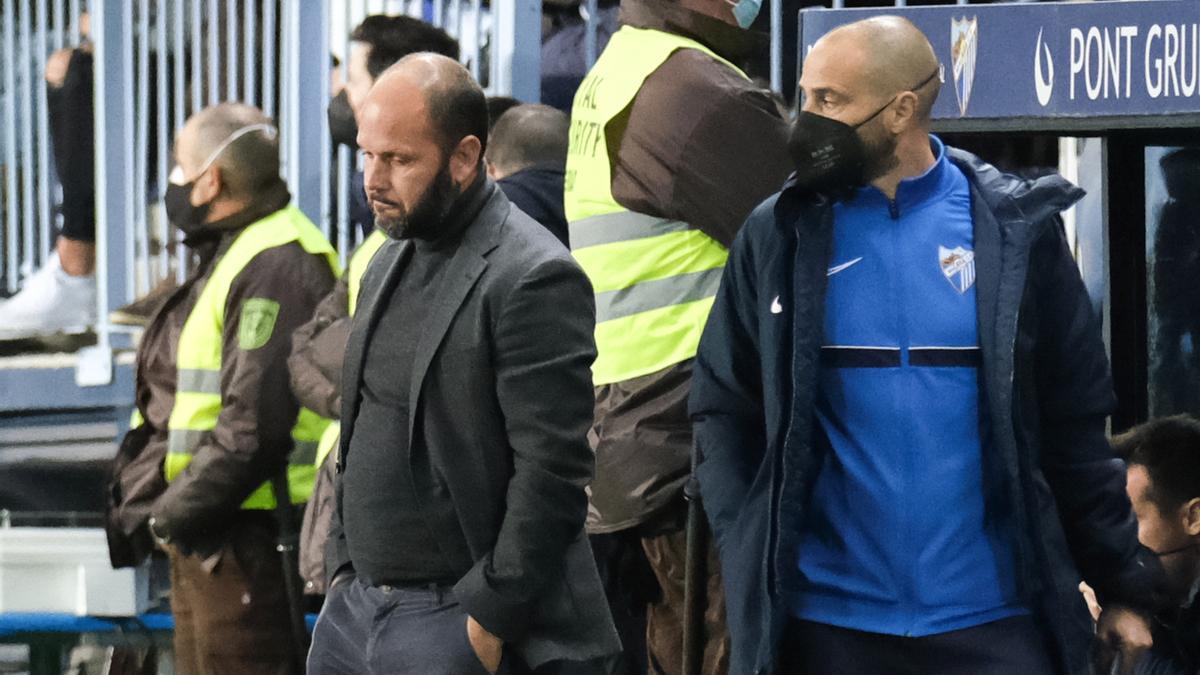 José Alberto, cabizbajo durante el Málaga CF-UD Ibiza en La Rosaleda.