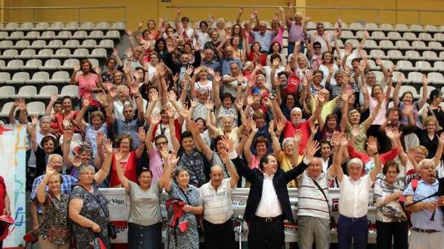 El alcalde, ayer, rodeado de los participantes en el curso. // FdeV