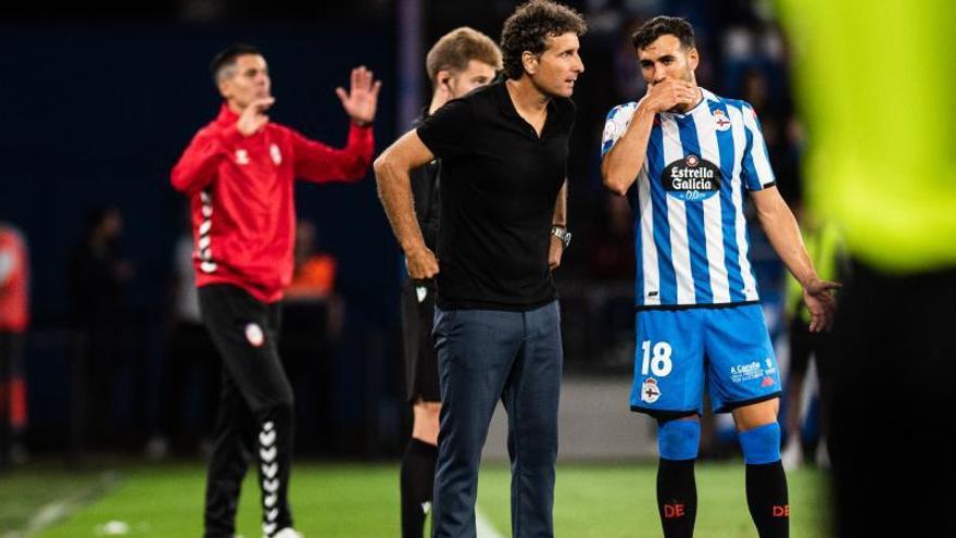 Imanol Idiakez conversa con Balenziaga durante el partido. |  // CASTELEIRO/ROLLER AGENCIA