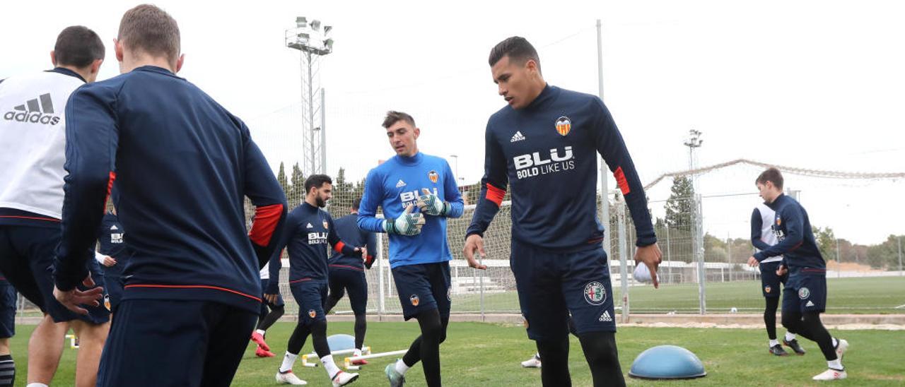 El defensor colombiano Murillo, ayer, en el entrenamiento matinal del Valencia.