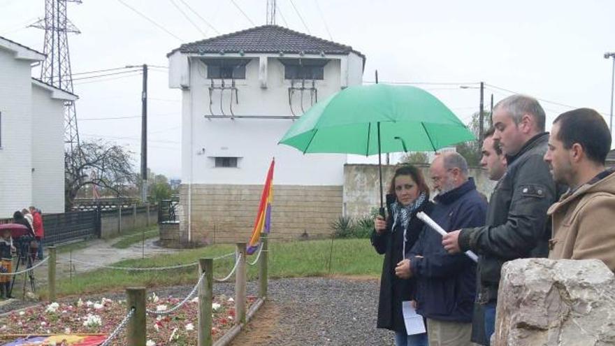 Los participantes en el homenaje a los fusilados en San Miguel de la Barreda.