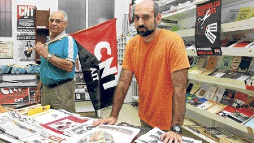 Floreal Rodríguez, 
con la bandera de la 
CNT, y Raúl Moltó, en 
la sede del sindicato
en Alcoi.
rubén cervera