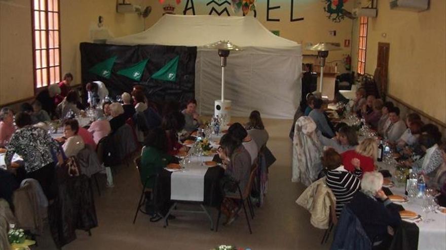 Las amas de casa celebran Santa Águeda con una comida