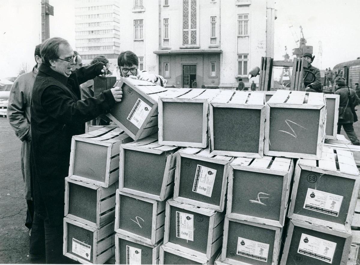 El entonces director general de Anecoop, José María Planells y el entonces Secretario General de la Consellería de Agricultura José Antonio Franco (actual Jefe del Servicio de Estudios Agrarios en la GVA, que por cierto se jubila creo que a finales del mes que viene),  revisando cajas de naranjas.  Año 1990.