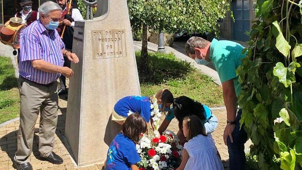 Los vecinos de Navelgas rinden homenaje a las víctimas del virus