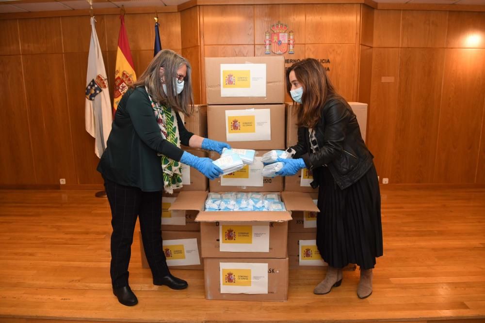 Solo en la provincia de A Coruña, se ha procedido a la distribución de más de 200.000 mascarillas con lo que se ha puesto en marcha la segunda fase del operativo dispuesto por el Gobierno.