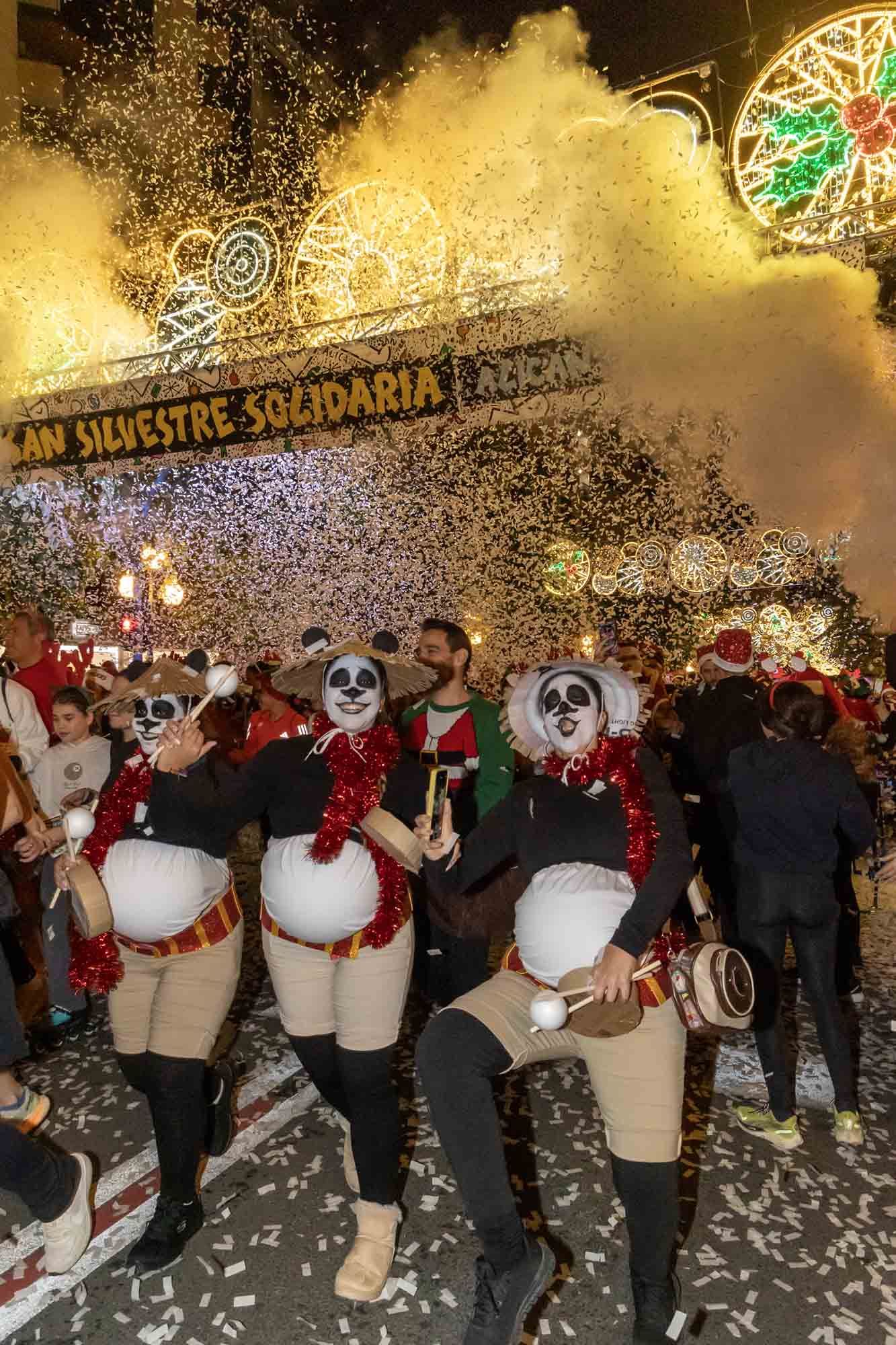 La San Silvestre de Alicante llena de colorido la ciudad