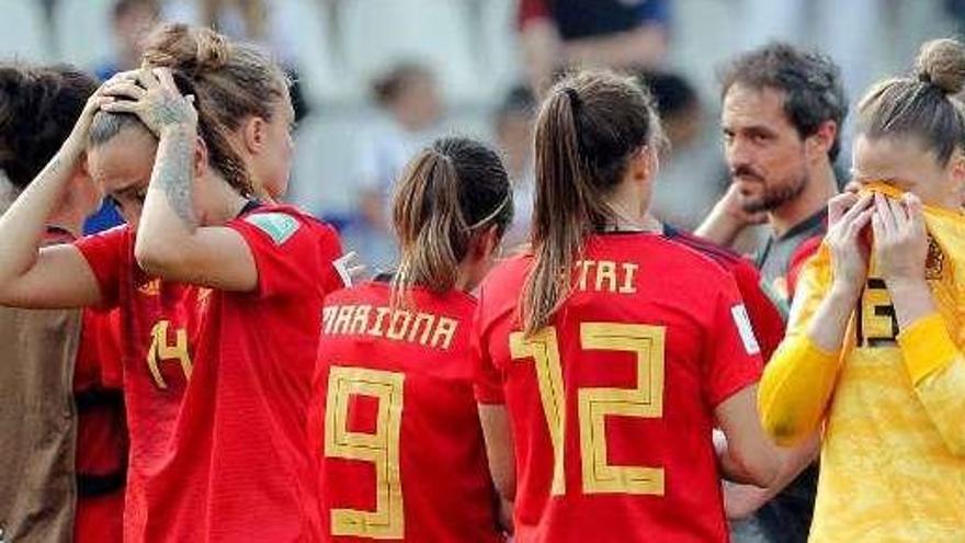 Las jugadoras españolas, abatidas tras su derrota. // J.C.Cárdenas