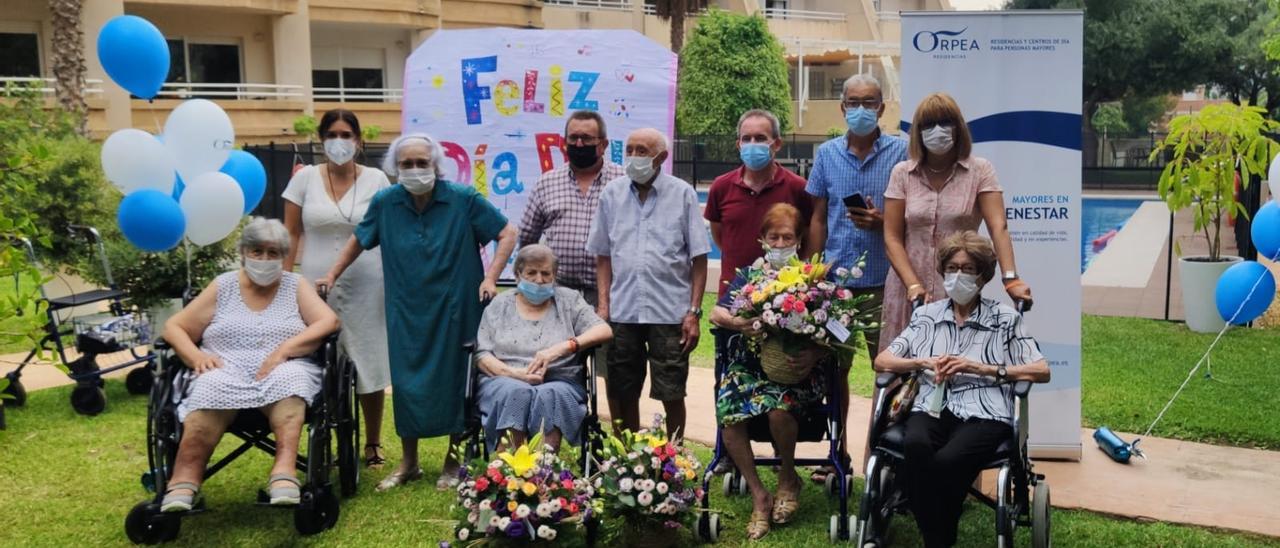 Mercé Pairó con los 3 homenajeados de Orpea, familiares y directora del centro.