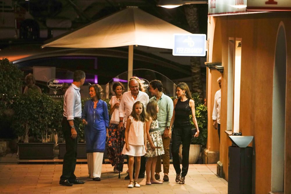 Da waren sie komplett: Nachdem auch Königin Letizia zur royalen Sommerfrische auf Mallorca eingetroffen ist, wurde die Großfamilie am Sonntag (31.12.) beim Abendessen im Yachthafen von Puerto Portals gesichtet. Dort kehrten die Royals im exklusiven Restaurant Flanigan ein.