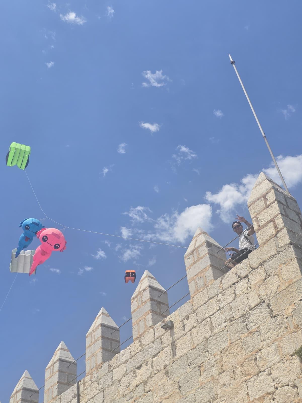 Cometas del Festival del Viento inundan el castillo de Peñíscola Cometas del Festival del Viento inundan el castillo de Peñíscola