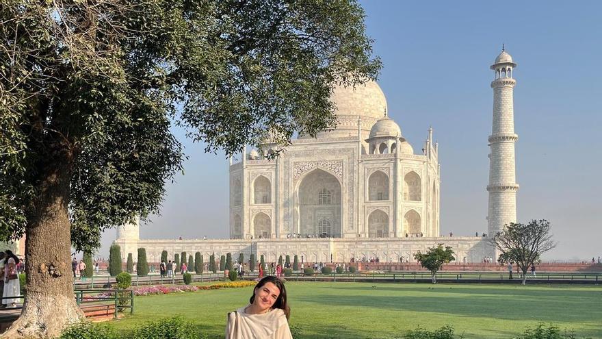 De Arteixo a La India: la joven publicista de 25 años que asesora a empresas de toda España desde la embajada de Nueva Delhi